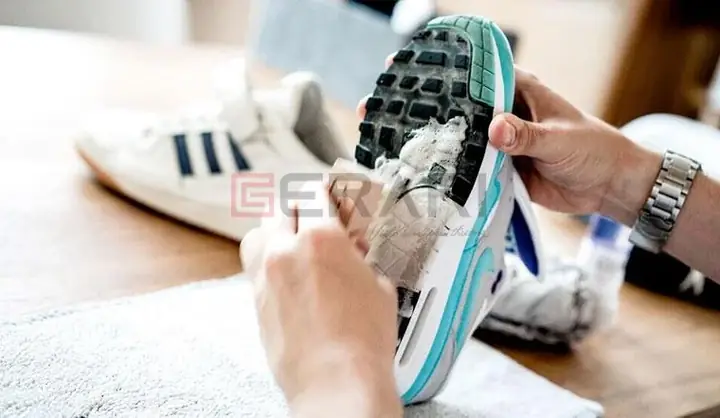 Cách Giặt Giày Cầu Lông Đúng Chuẩn, Bền Đẹp Như Mới