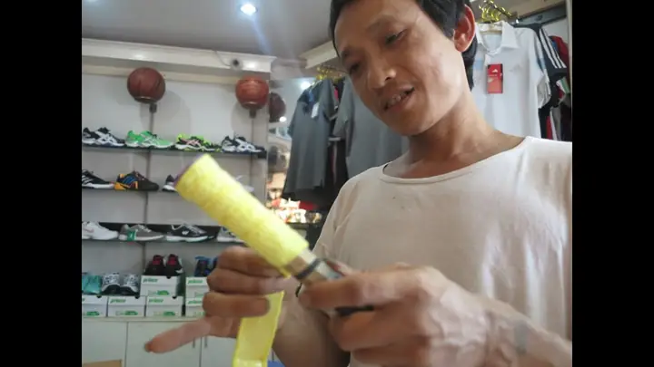 Hướng Dẫn Chi Tiết Cách Quấn Cán Vợt Cầu Lông Bằng Vải Cho Người Mới Bắt Đầu