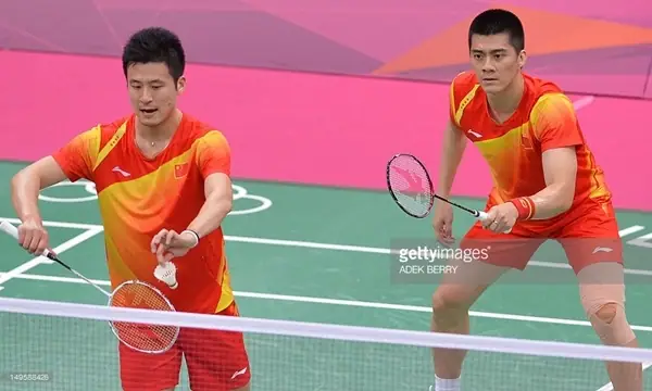 Chiến Thuật Đánh Cầu Lông Đôi Hiệu Quả: Phối Hợp Nhịp Nhàng & Tối Ưu Lợi Thế Chiến Thuật Đánh Cầu Lông Đôi Hiệu Quả: Phối Hợp Nhịp Nhàng & Tối Ưu Lợi Thế