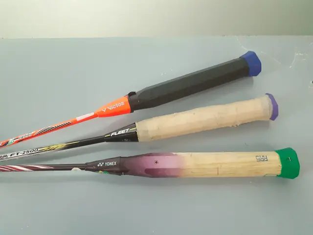 Có Nên Bóc Cốt Vợt Cầu Lông Không? Lợi Ích Và Cách Thực Hiện Chi Tiết