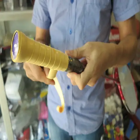 Có Nên Quấn Cán Vợt Cầu Lông Không? Lợi Ích & Cách Thực Hiện Đúng Kỹ Thuật