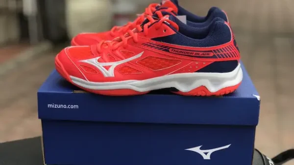 Đánh Giá Giày Cầu Lông Mizuno: So Sánh Các Dòng, Ưu Nhược Điểm Và Lựa Chọn Phù Hợp