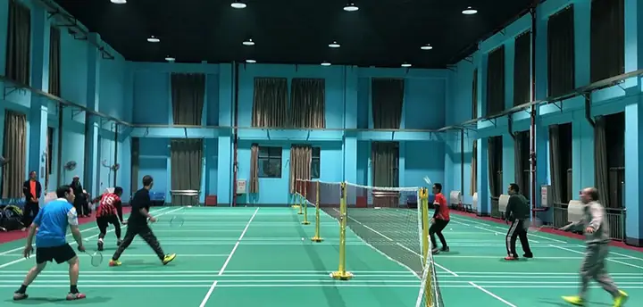Đèn Sân Cầu Lông: Tiêu Chuẩn Chiếu Sáng, Cách Chọn & Lắp Đặt Chuẩn Thi Đấu