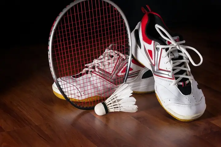 Giày Tennis Có Đánh Cầu Lông Được Không? Phân Biệt & Lời Khuyên Chuyên Dụng