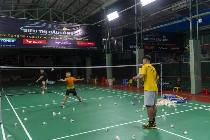 Hướng Dẫn Chi Tiết Cách Chơi Cầu Lông Cơ Bản Cho Người Mới Bắt Đầu