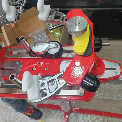 Mua Bán Máy Căng Vợt Cầu Lông Cũ: Địa Chỉ Uy Tín, Giá Tốt, Kinh Nghiệm Chọn Mua