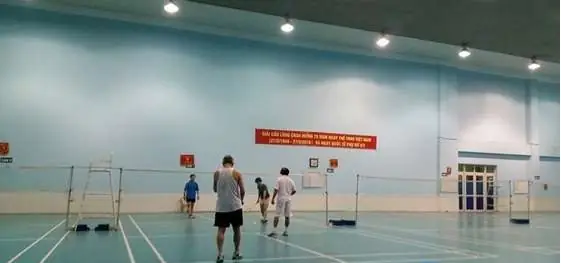 Review Sân Cầu Lông Quán Thánh: Đánh Giá Chi Tiết & Giá Thuê Mới Nhất