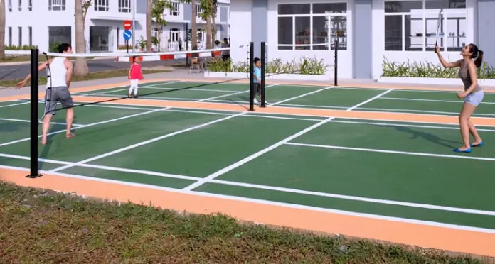 Sơn Kẻ Vạch Sân Cầu Lông: Chọn Loại Nào Tốt, Giá Bao Nhiêu & Quy Trình Thi Công Chuẩn